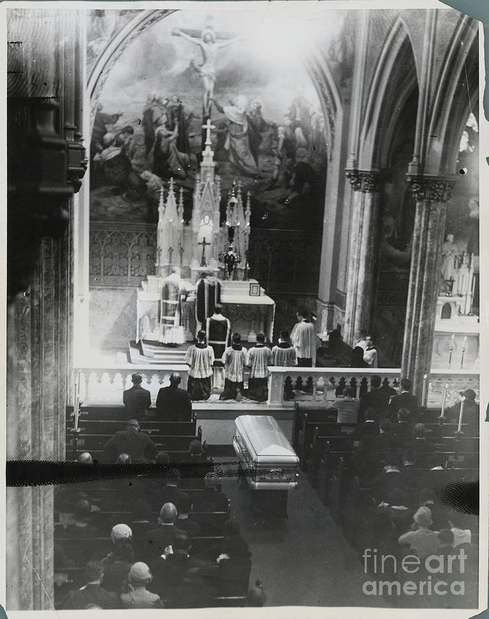 Funeral Service For Rudolph Valentino Photograph by Bettmann