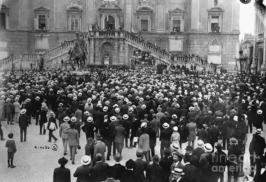 Gabriel Dannunzio Addressing Crowd by Bettmann