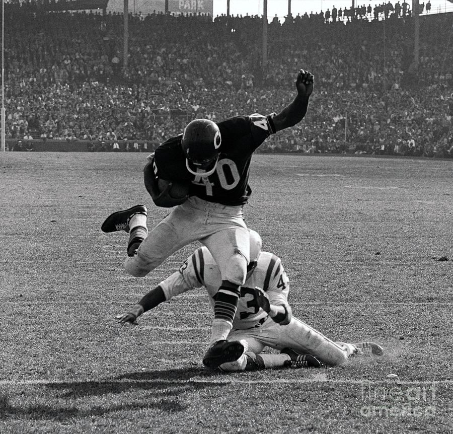 Gale Sayers Eluding Tackle Photograph by Bettmann