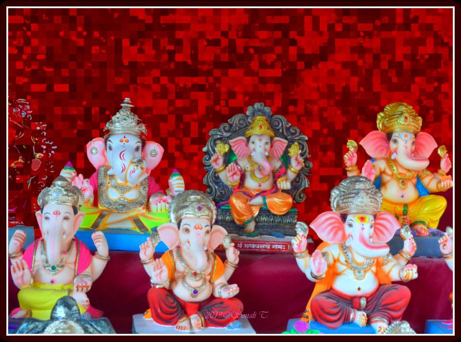 Ganesha Idols Photograph