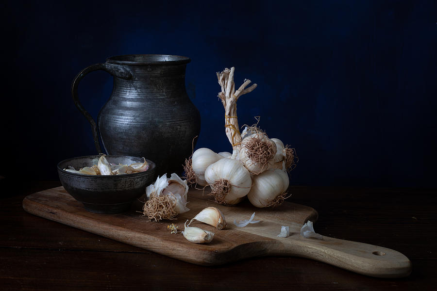 Still Life Photograph - Garlic 2 by Ramiz Sahin