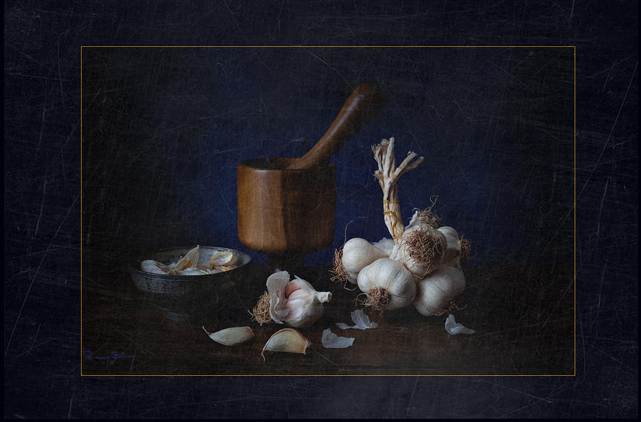 Still Life Photograph - Garlic by Ramiz Sahin