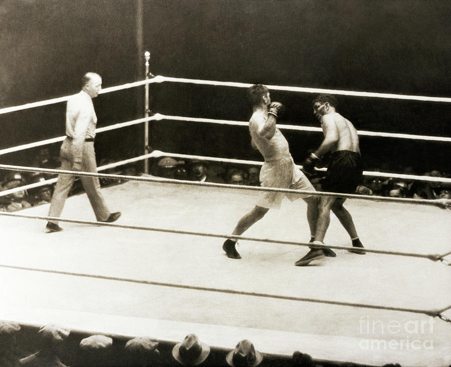 Gene Tunney And Jack Dempsey In Boxing Photograph by Bettmann