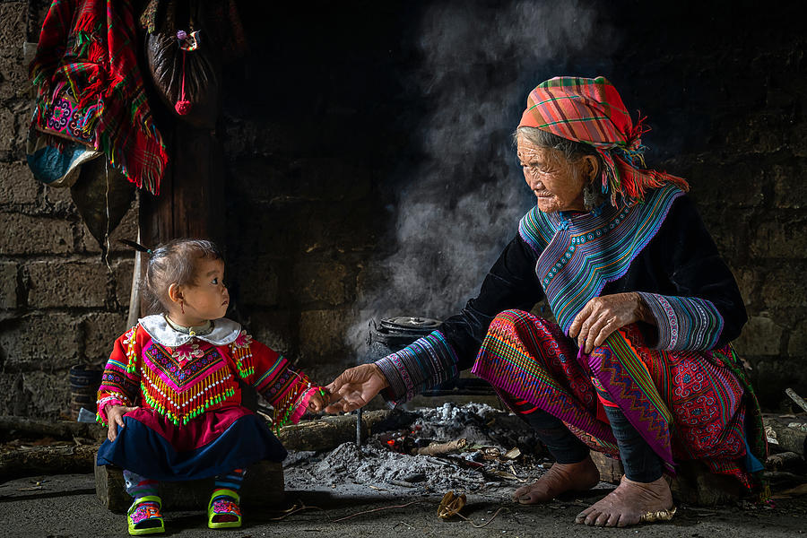 Portrait Photograph - Generations, Vietnam by Simone Fraulini