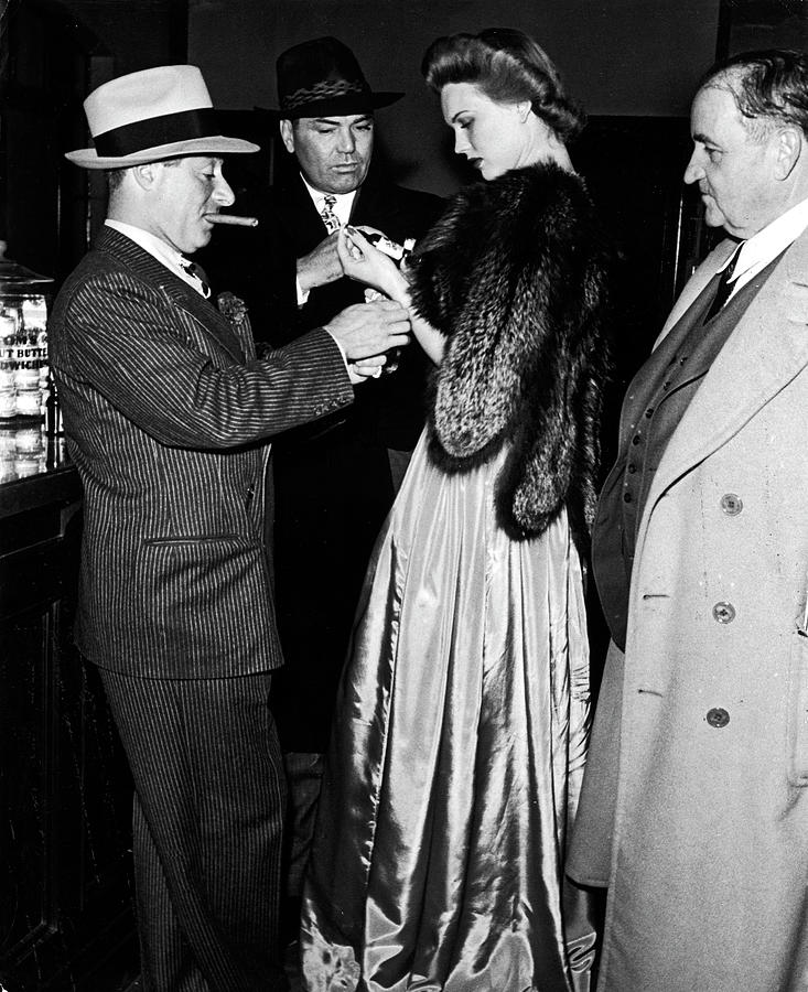 Bottle Photograph - George Jessel;Jack Dempsey [& Wife] by Alfred Eisenstaedt