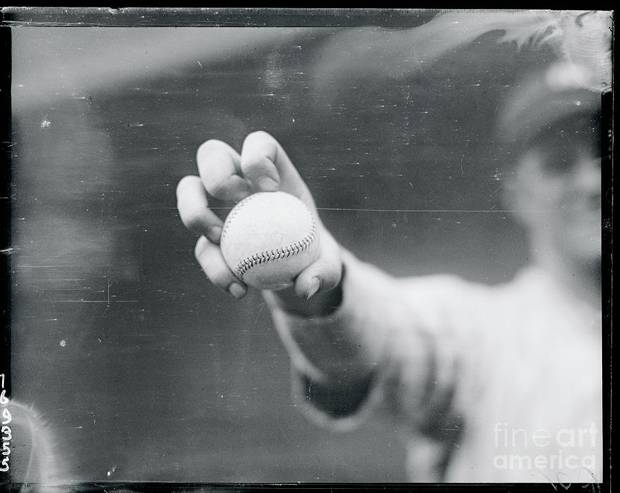 George Murrays Knuckle Ball Grip Photograph by Bettmann