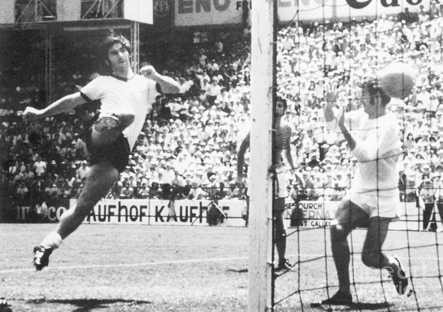 Gerd Mueller Scoring Goal Photograph by Bettmann