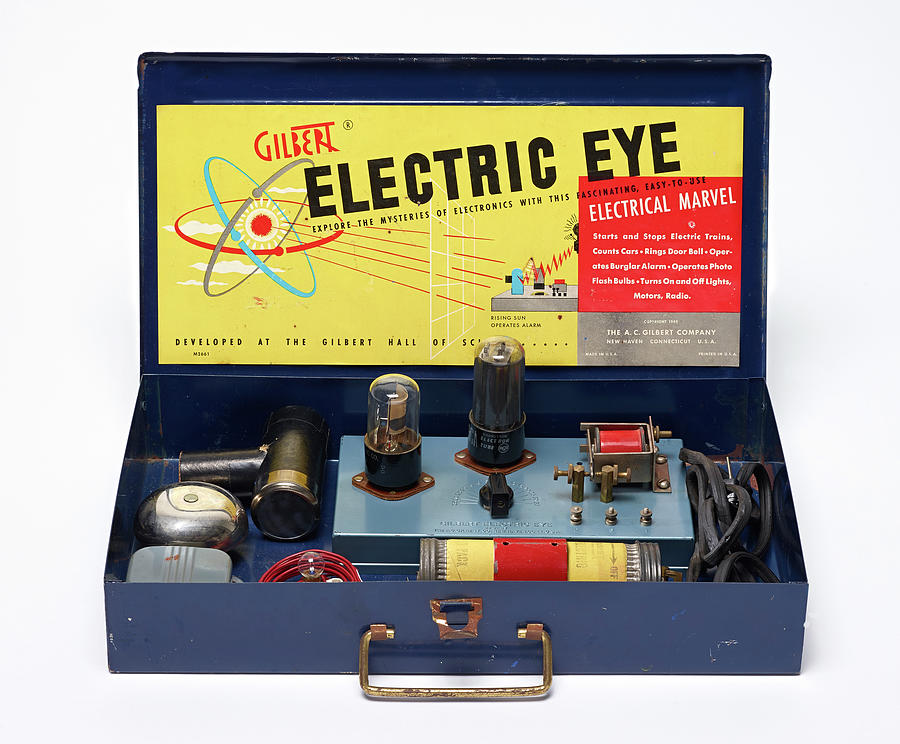 Gilbert Electric Eye Kit, 1949 Photograph by Science Source