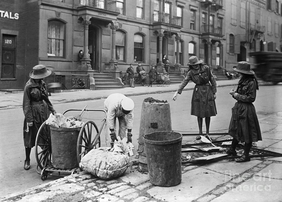 Girl Scouts Cleaning New York Street Photograph by Bettmann