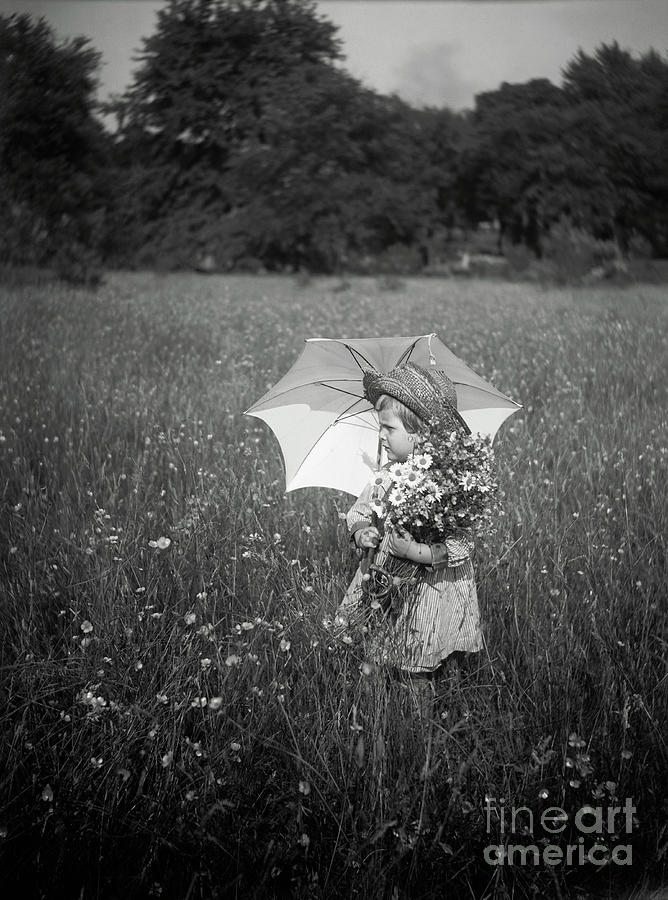 Girl With Umbrella And Daisies Photograph by Bettmann