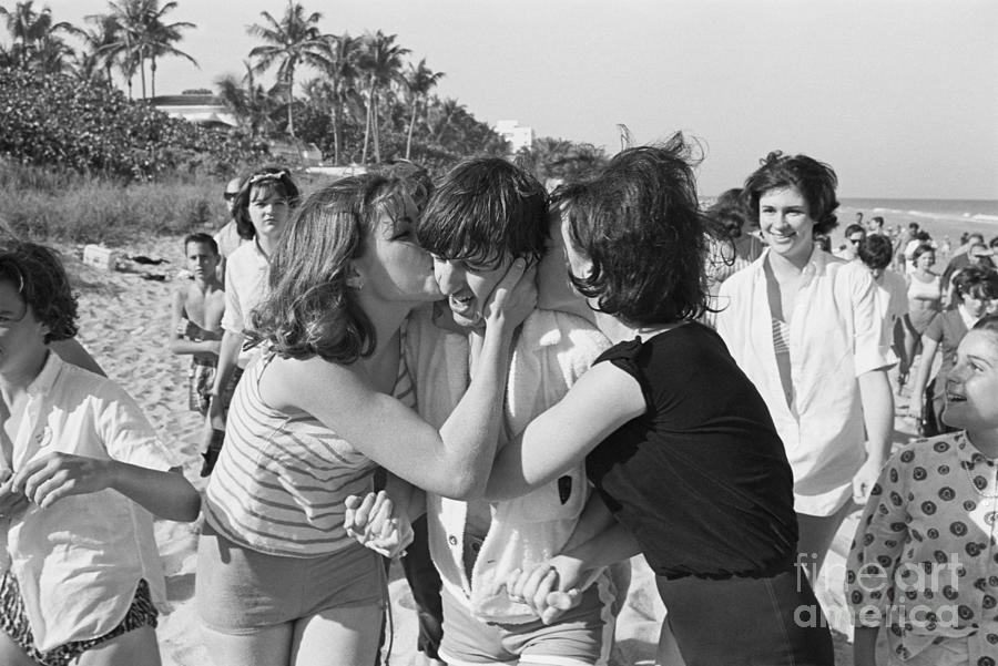 Girls Kissing Ringo Starr Photograph by Bettmann