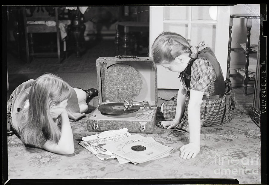 Girls Listening To Phonograph Photograph by Bettmann