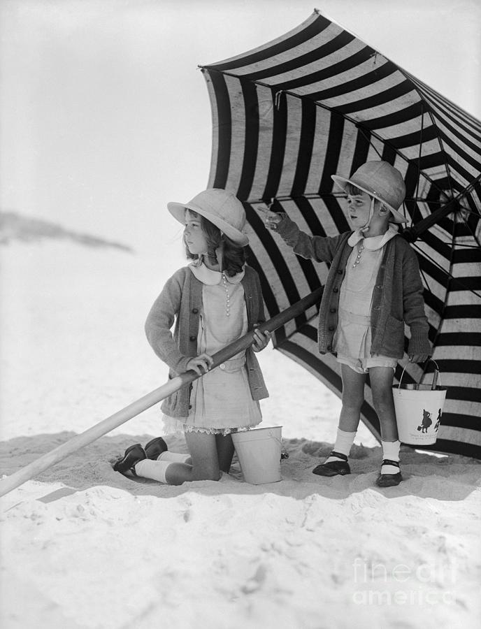 Girls With Beach Umbrella Photograph by Bettmann
