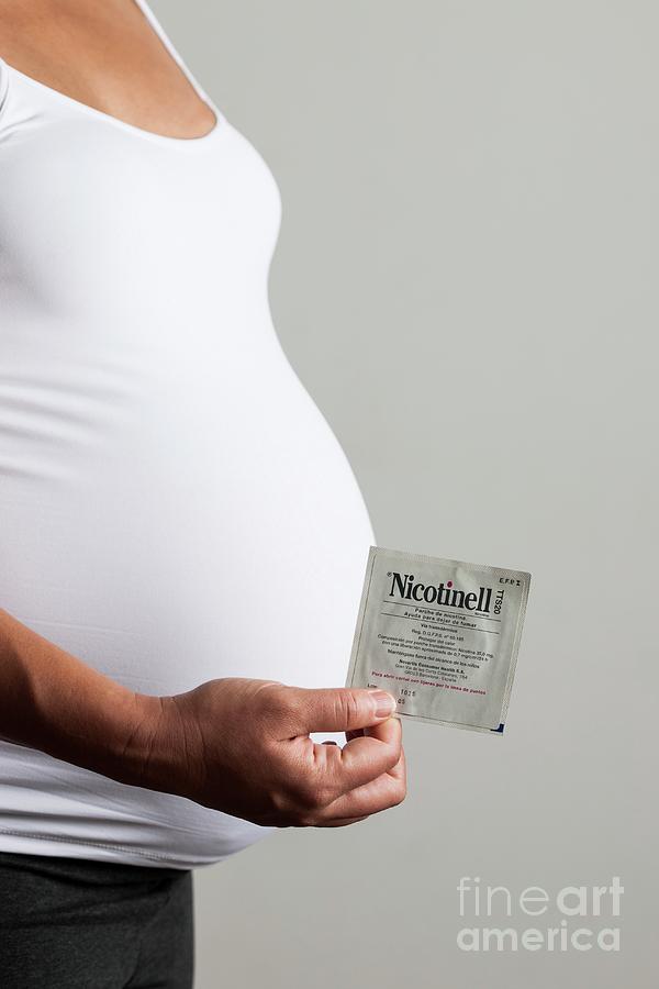 Giving Up Smoking In Pregnancy Photograph by Cristina Pedrazzini/science Photo Library