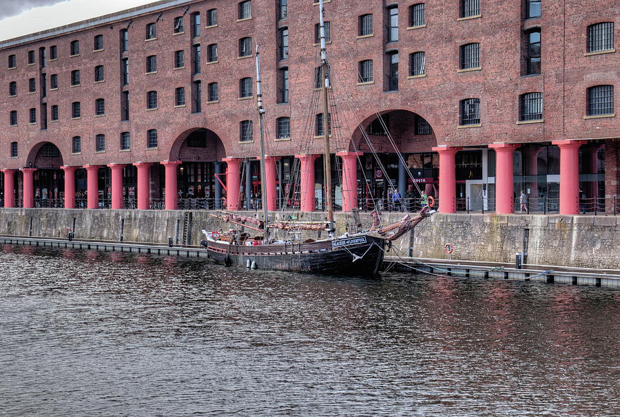 Glaciere Of Liverpool In Albert Dock Photograph by Jeff Townsend