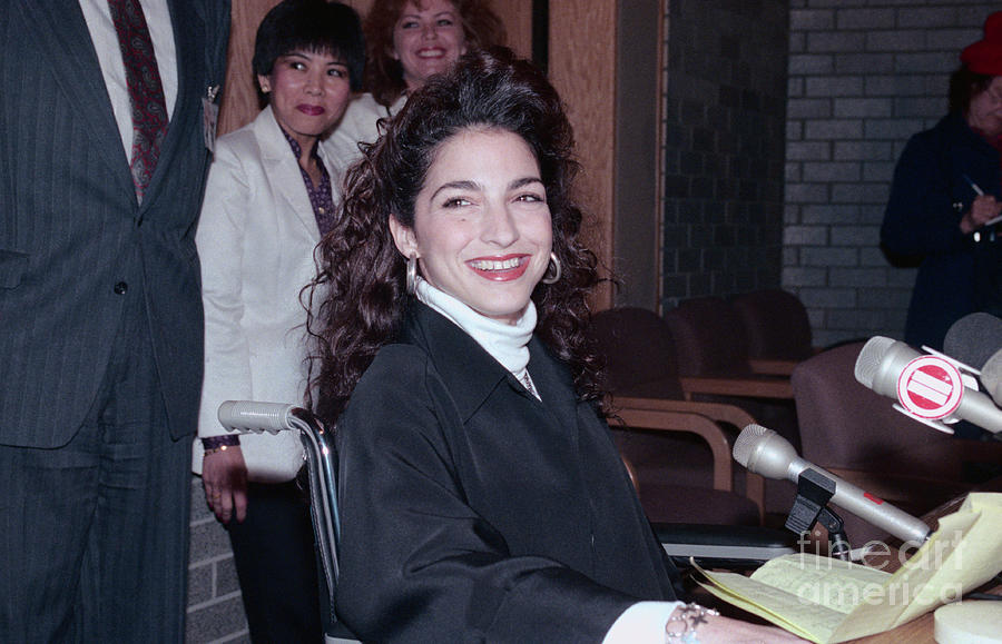 Gloria Estefan Smiling Photograph by Bettmann