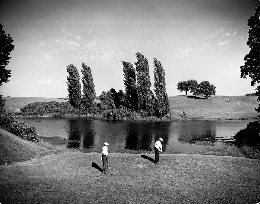 Black And White Photograph - Golfers by Alfred Eisenstaedt