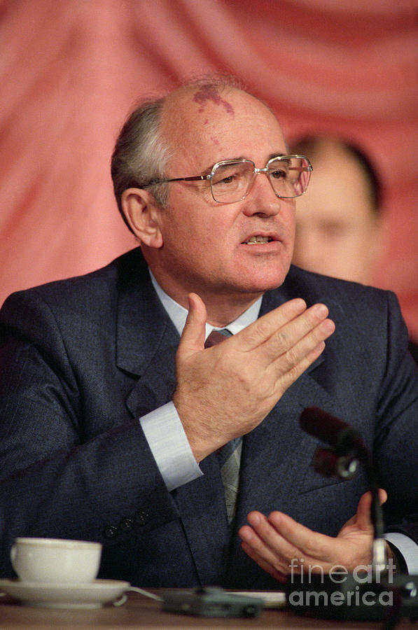 Gorbachev Speaking At News Conference Photograph by Bettmann