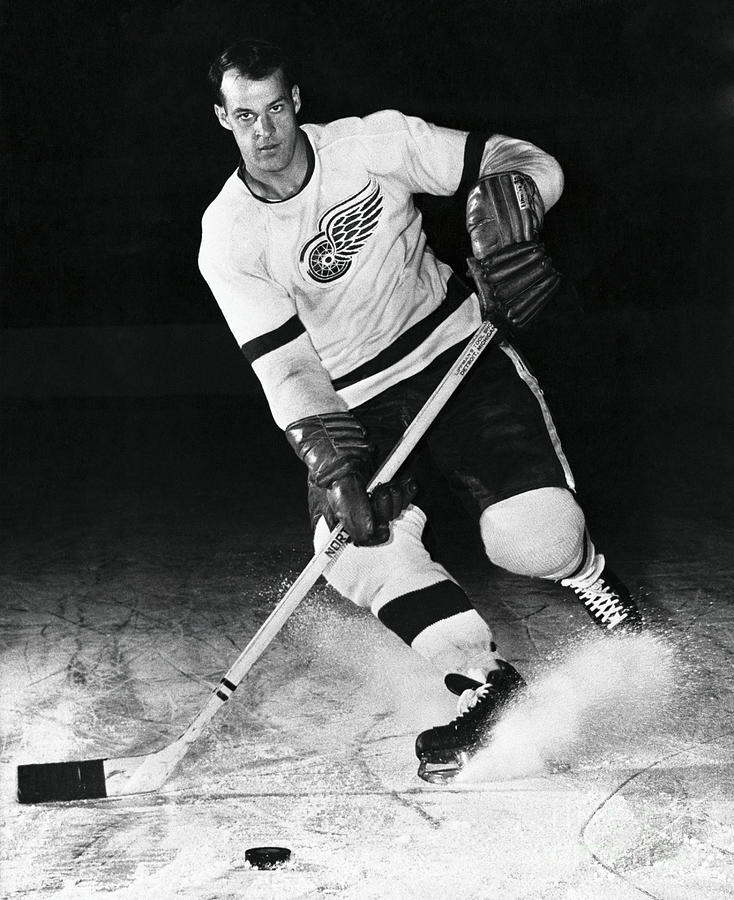 Gordie Howe With The Puck Photograph by Bettmann