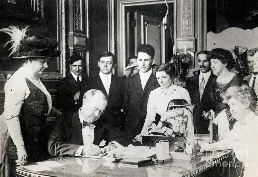 Governor Dunne And Wife As He Signs Photograph by Bettmann