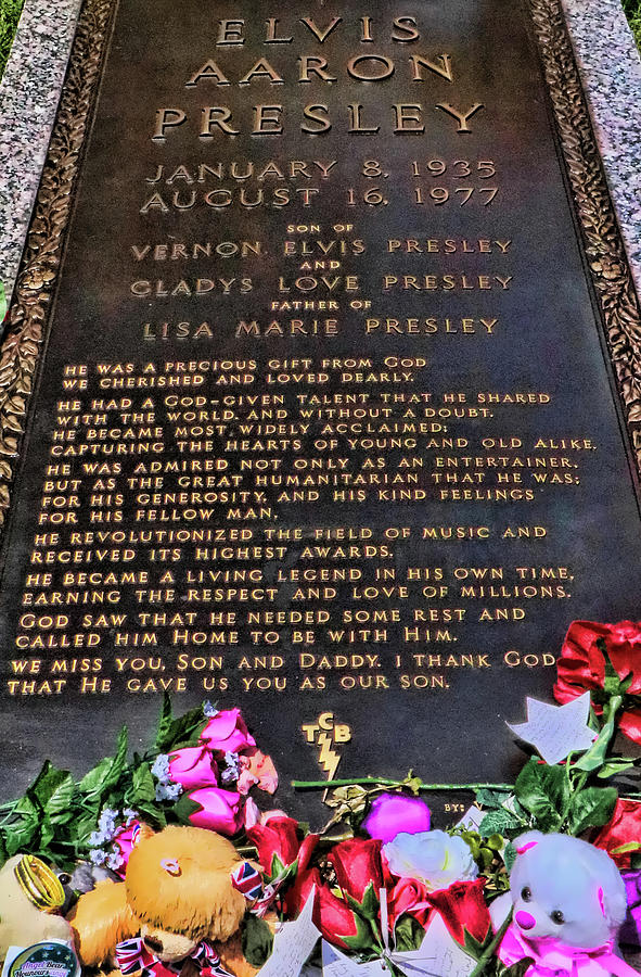 Elvis Presleys Grave at Graceland - Picture of Graceland 