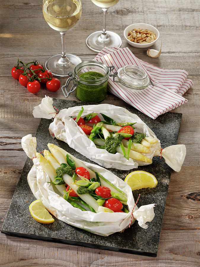 Green And White Asparagus Packets With Wild Garlic Pesto Photograph by Photoart / Stockfood Studios
