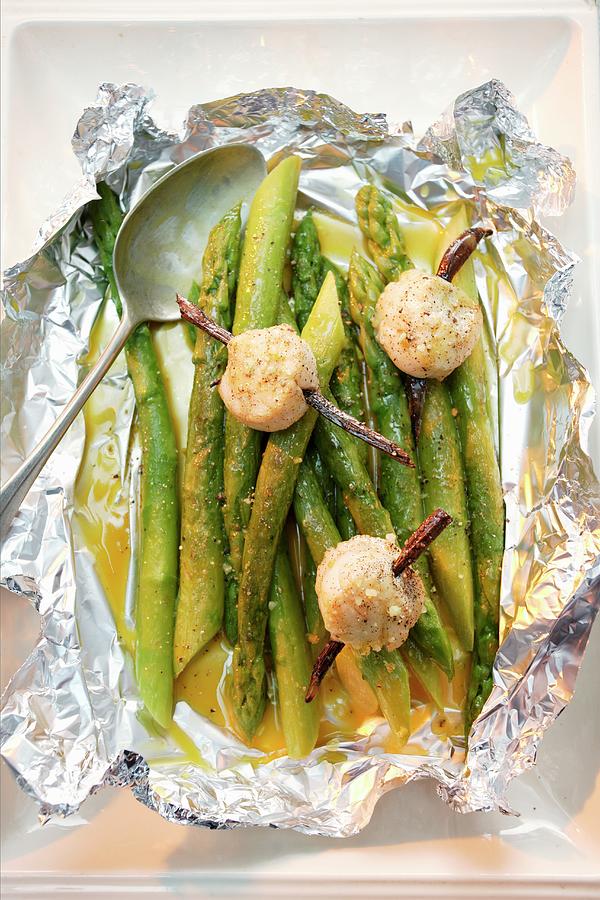 Green Asparagus With Scallops In Aluminium Foil Photograph by Michael Wissing