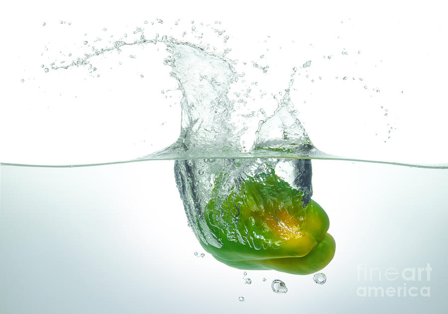Green Pepper Splashing In Water Photograph by Leonello Calvetti/science Photo Library
