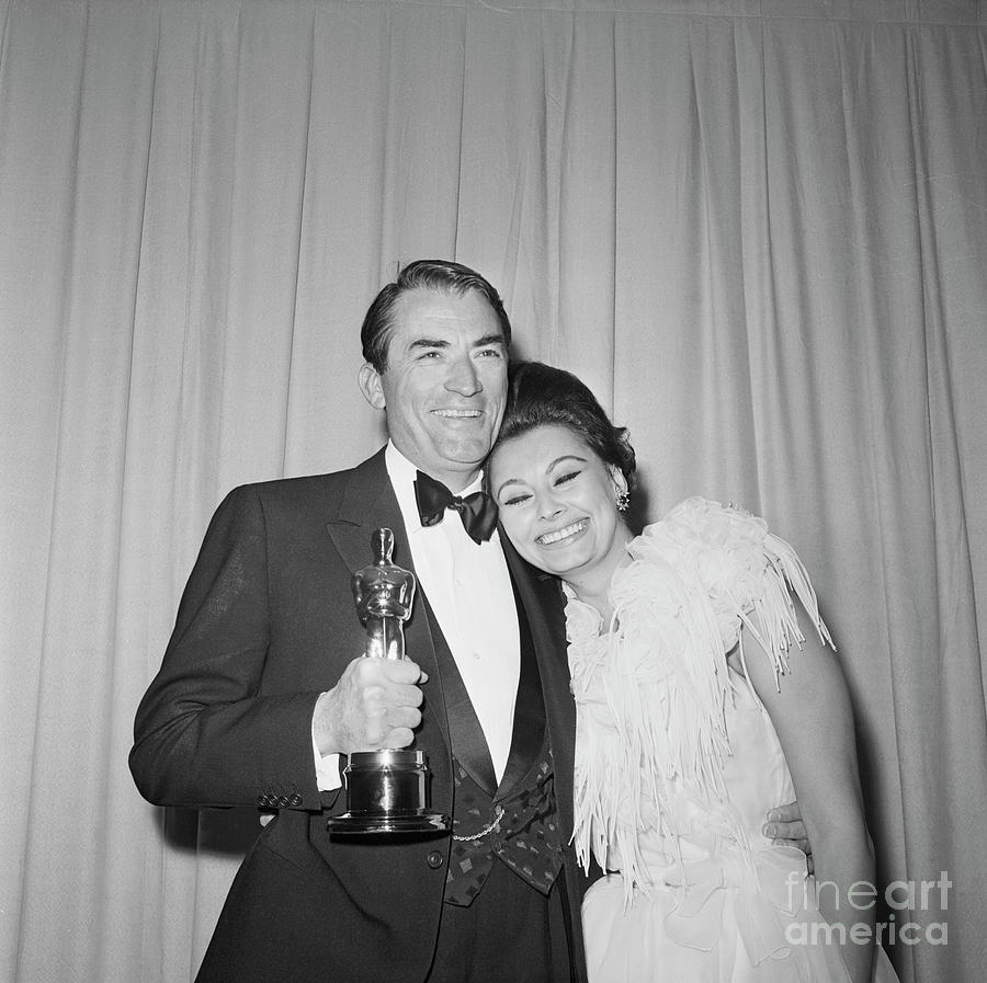 Gregory Peck With Sophia Loren And Oscar Photograph by Bettmann Gregory Peck With Sophia Loren And Oscar Photograph by Bettmann