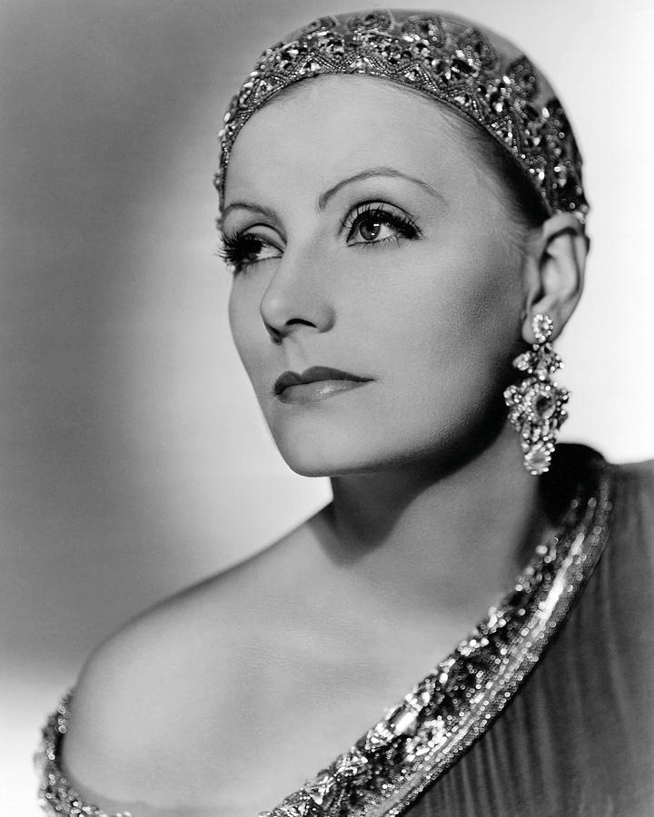 Hollywood Photograph - Greta Garbo Elegant Profile by Globe Photos