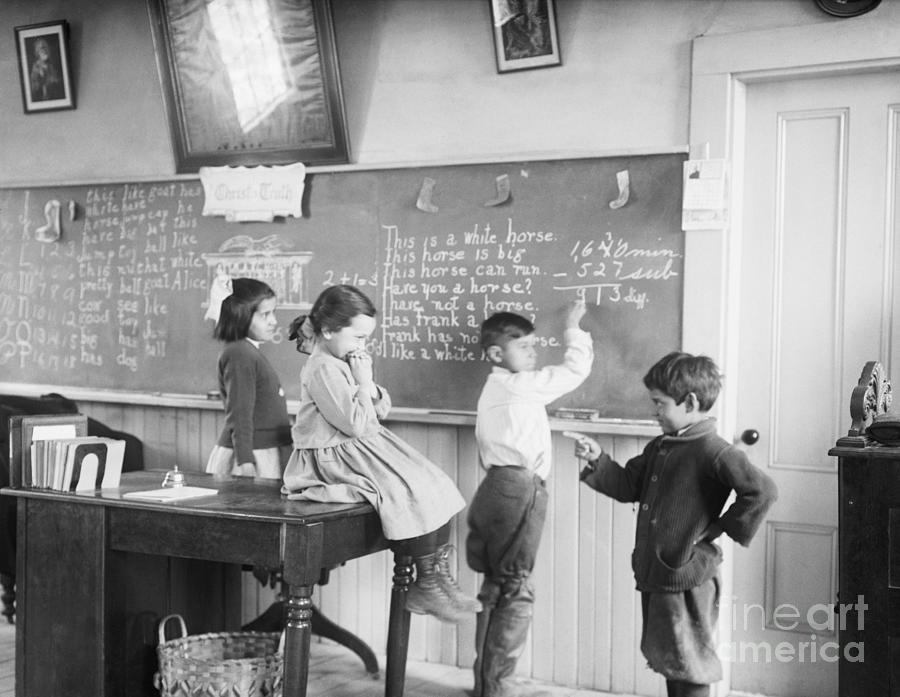 Group Of School Children In Maine Photograph by Bettmann