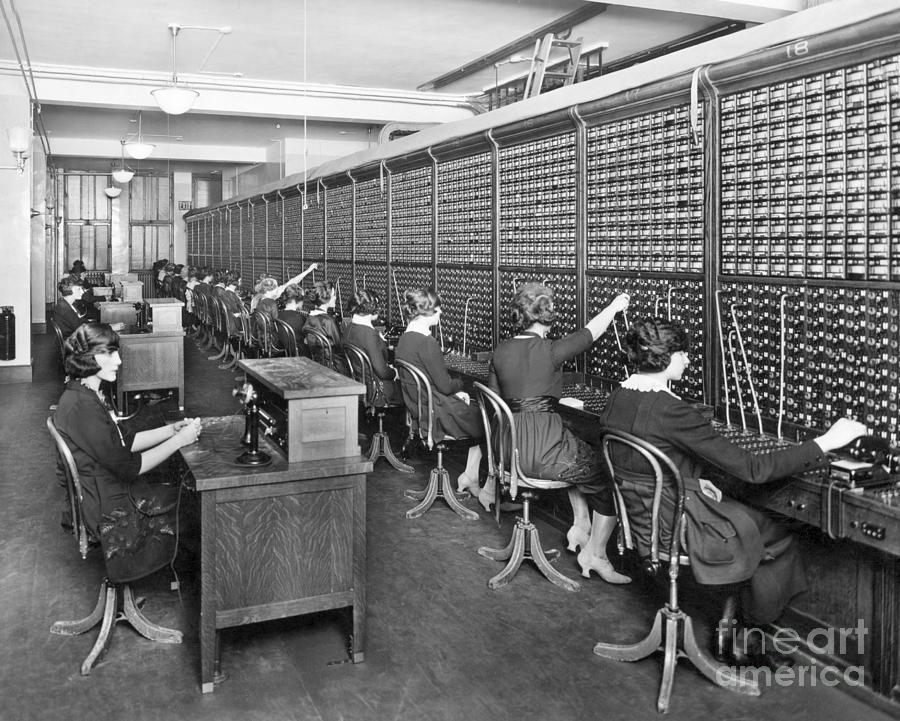 Group Of Switchboard Operators 1915 Photograph by Bettmann