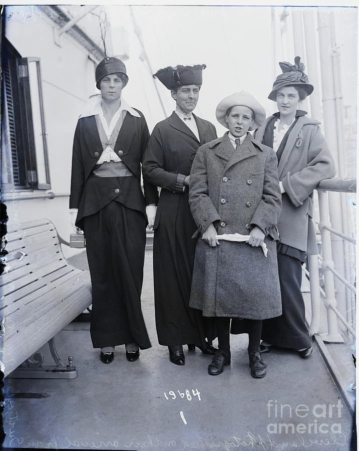 Grover Cleveland Family Standing Photograph by Bettmann