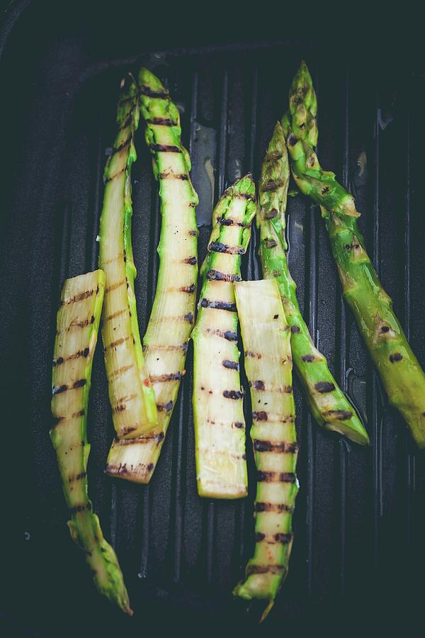 Gtilled Green Asparagus In A Grill Pan Photograph by Eising Studio
