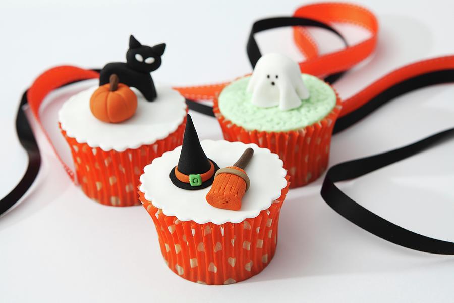 Halloween Cupcakes With Fondant Icing Decorations Photograph by Trudy Kelder