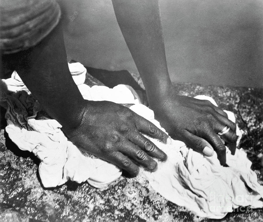 Hands Of A Woman, Mexico, 1926 Photograph by Tina Modotti
