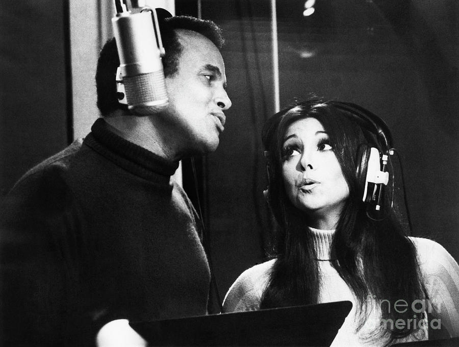 Harry Belafonte And Marlo Thomas Singing Photograph by Bettmann