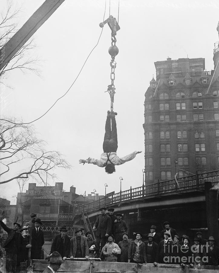 Harry Houdini Hanging Upside Photograph by Bettmann
