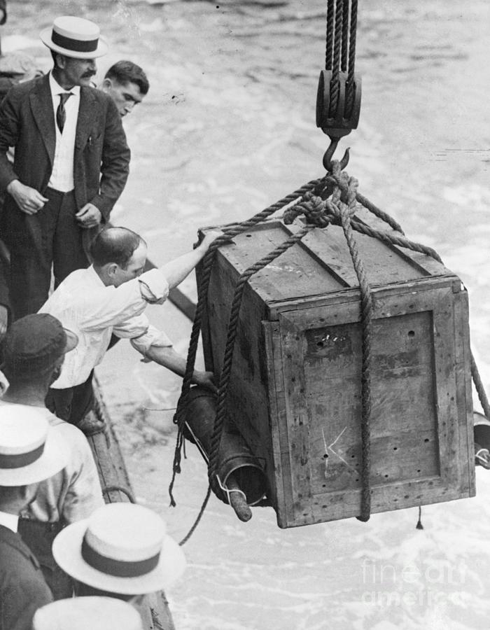 Harry Houdini In Crate Being Lowered Photograph by Bettmann