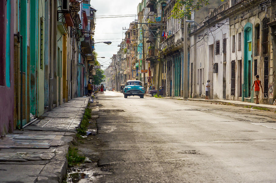 Old Chevy Photograph - Havana by Itzik Einhorn