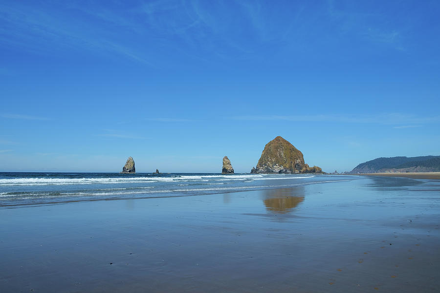 Haystack Rock and other sea stacks, Cannon Beach, Oregon, USA ...