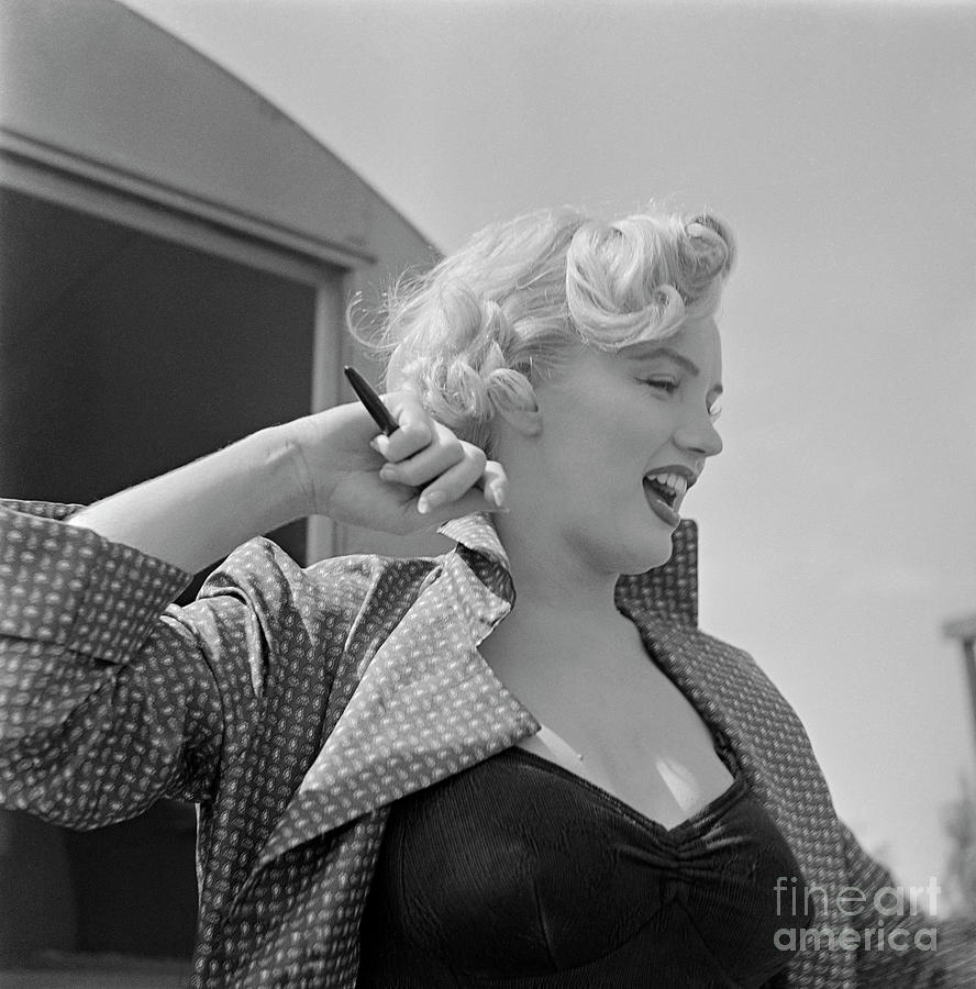 Head And Shoulders Portrait Of Marilyn Photograph by Bettmann