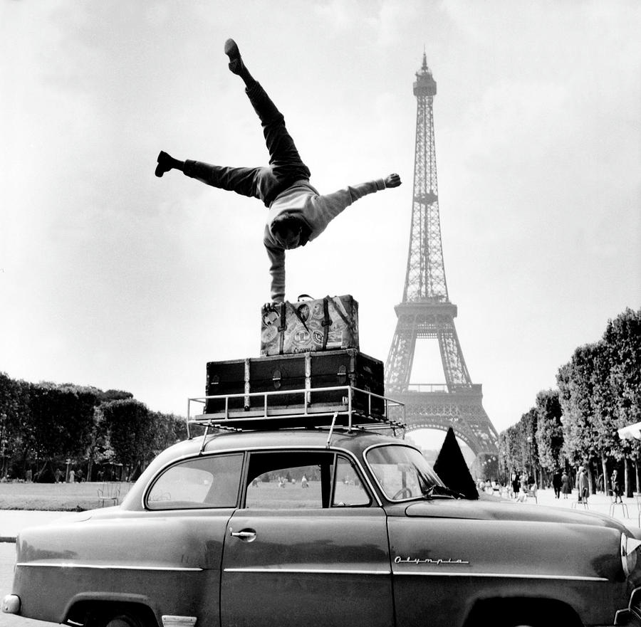 Heinz Rox-schultz, Acrobat, In Front Of Photograph by Keystone-france