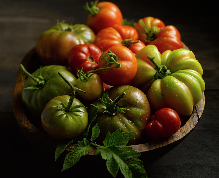 Heirloom Tomatoes In Bowl Photograph by Howard Bjornson