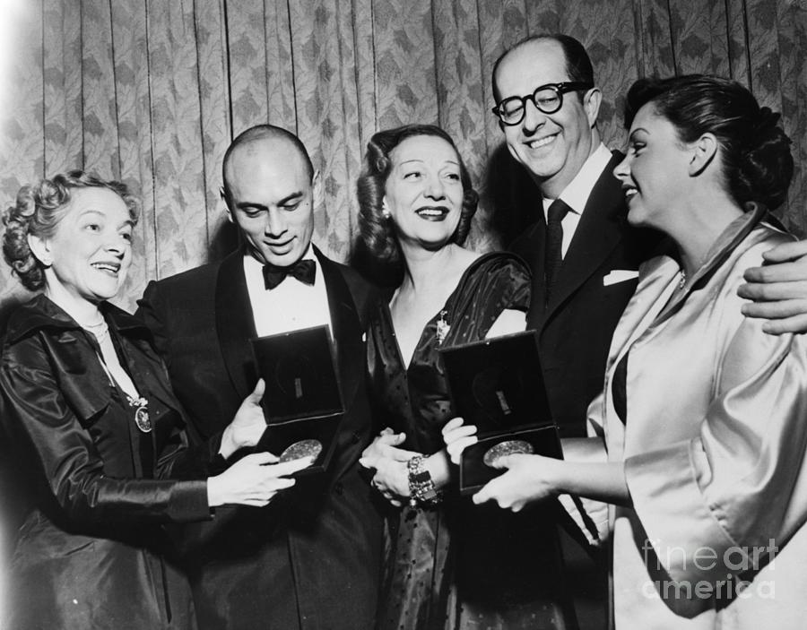 Helen Hayes With Tony Award Winners Photograph by Bettmann Fine Art