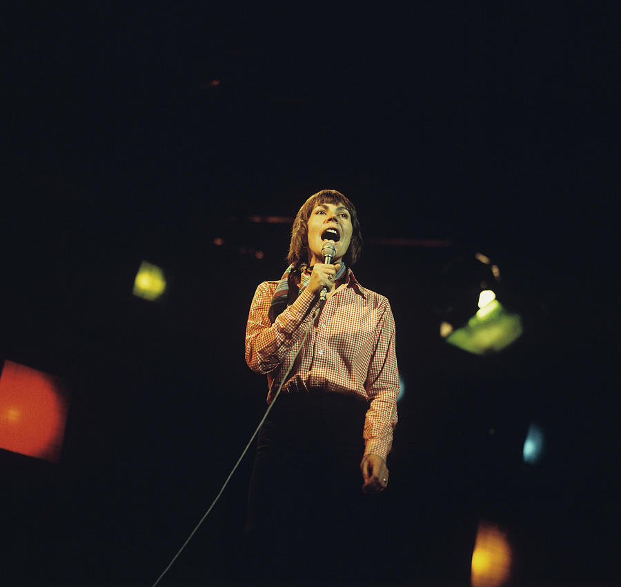 Helen Reddy Performs On Stage Photograph by David Redfern