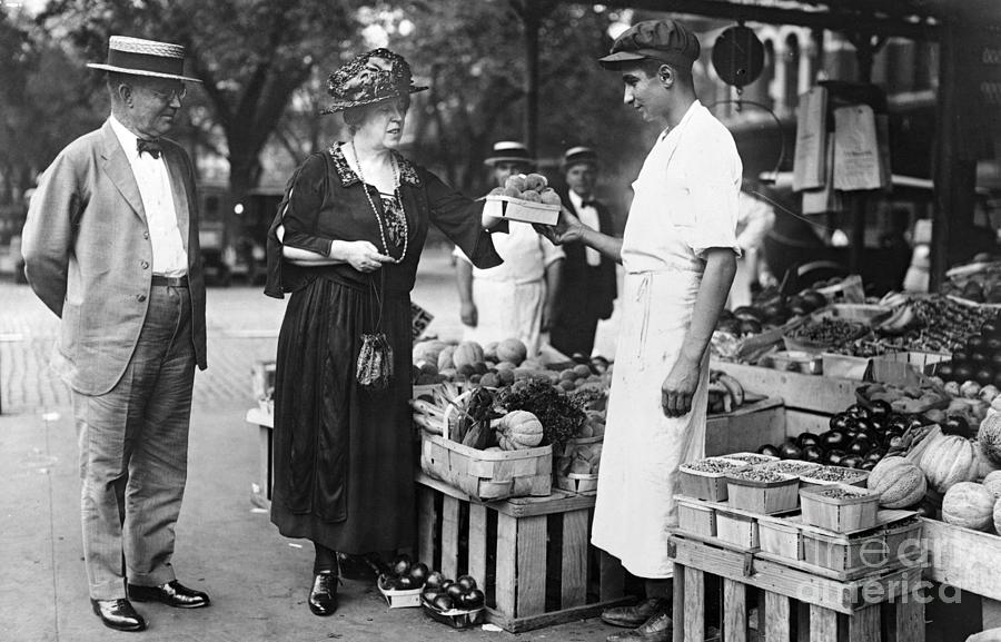 Henry And May Wallace Shopping Photograph by Bettmann