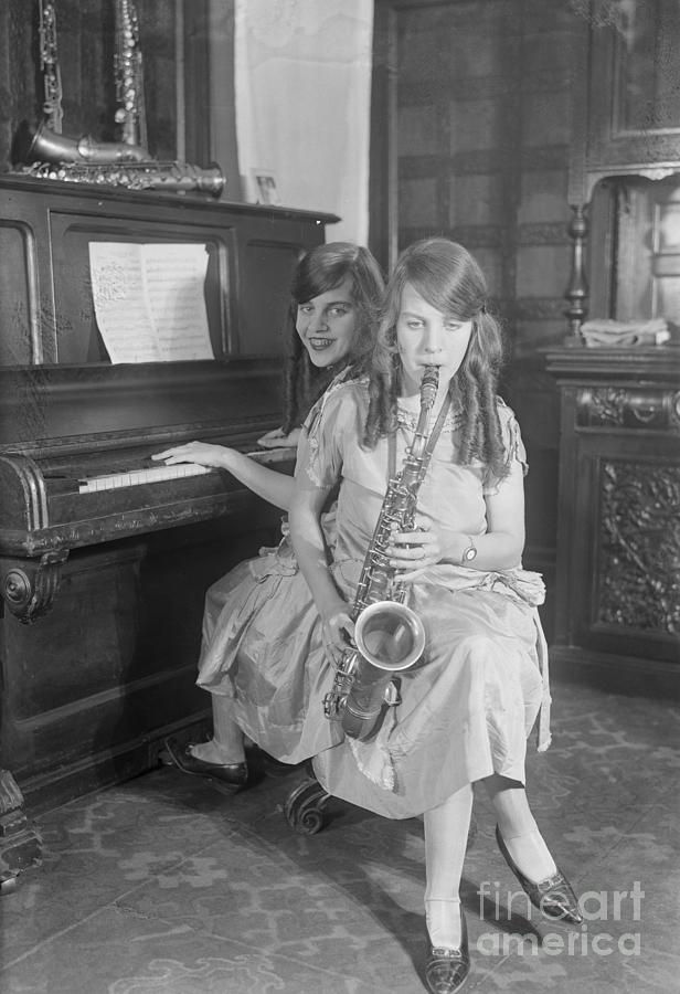 Hilton Siamese Sisters Playing Musical Photograph by Bettmann