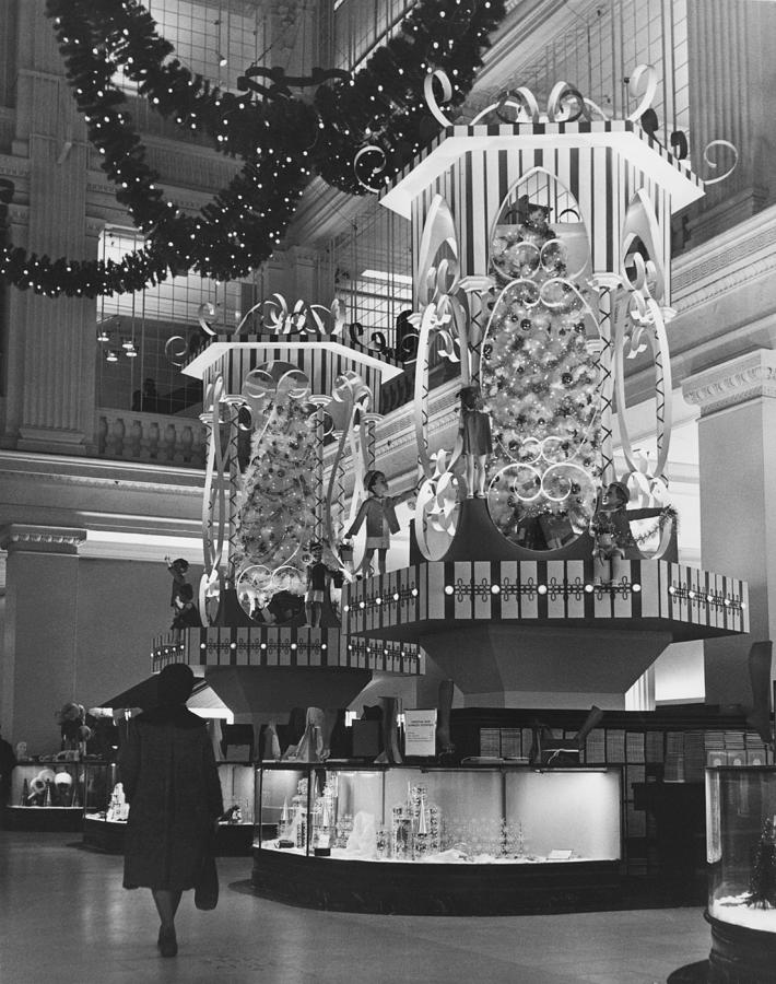 Holiday Shopping At Marshall Fields Photograph by Chicago History Museum