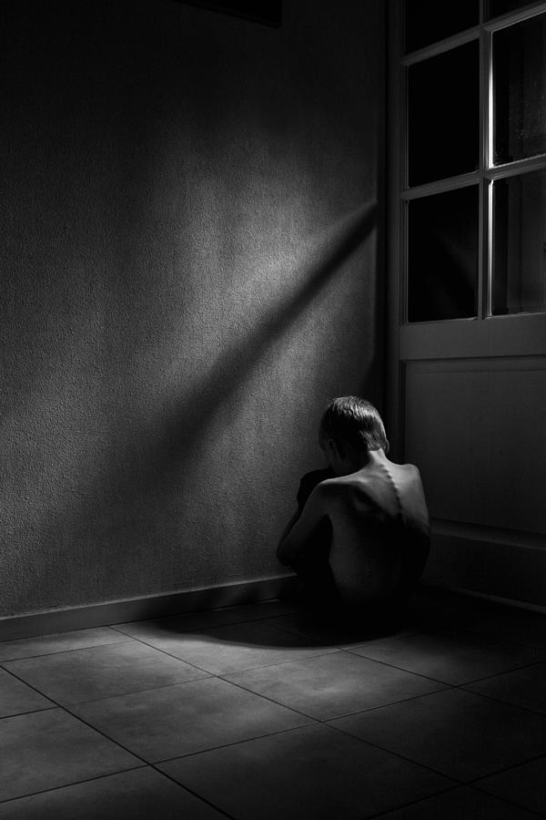 Child Photograph - Home Alone by Mirjam Delrue